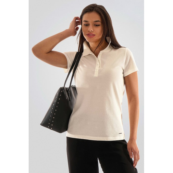 Изчистена бяла тениска с яка